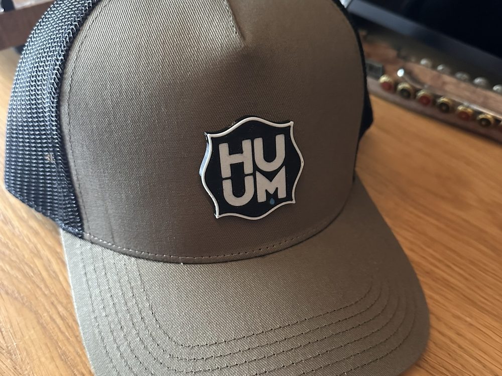 HUUM embleem hallil trucker-mütsil